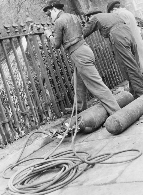 Salvage_of_Metal_For_the_War_Effort_in_Britain_during_the_Second_World_War_HU57738